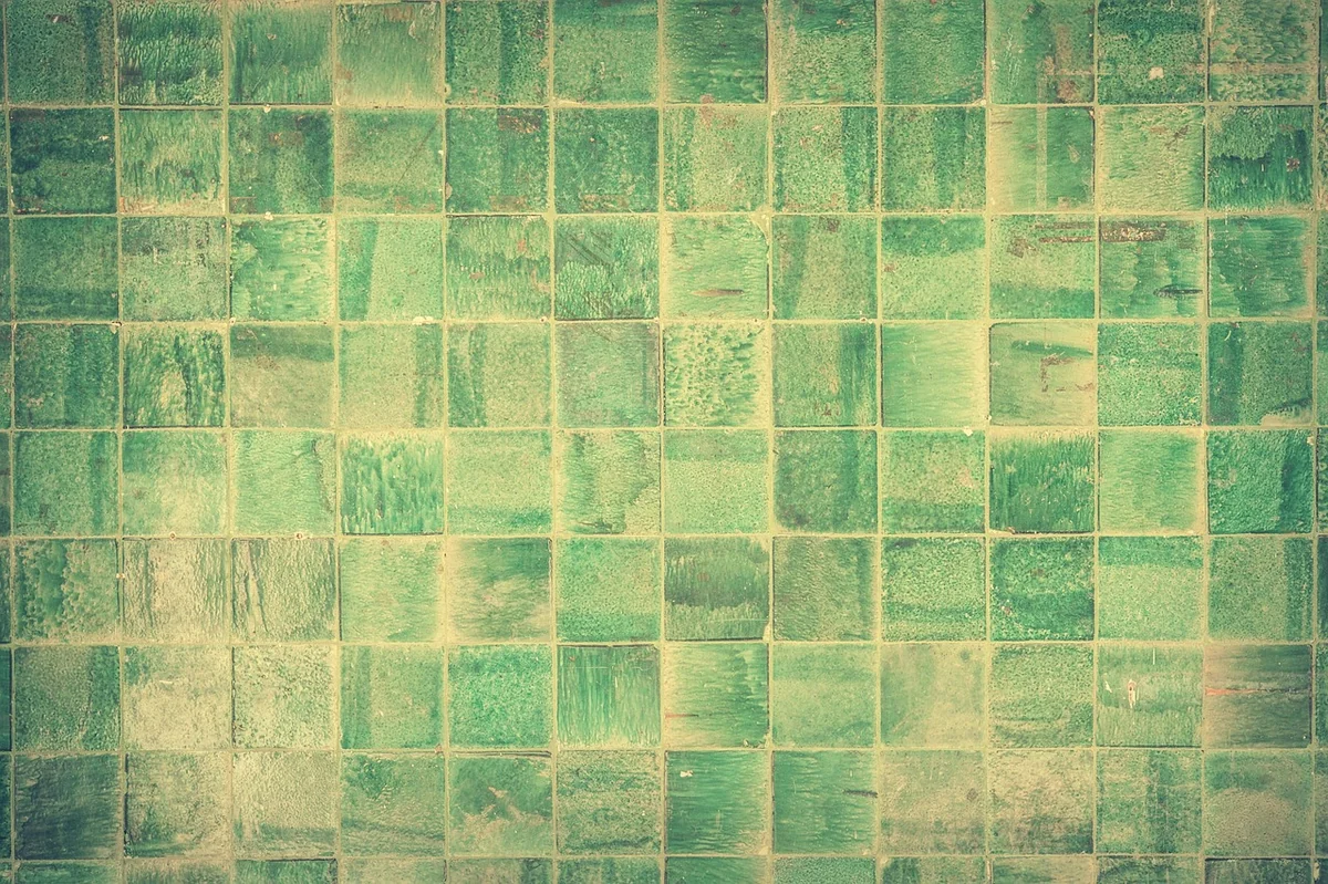 Réussir la pose de carrelage mural dans votre salle de bain en 2026 sans erreurs